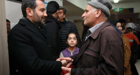 ELAZIĞ BELEDİYE BAŞKANI ŞERİFOĞULLARI, DEPREMZEDELERE ZİYARETLERİNİ SÜRDÜRÜYOR