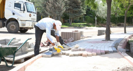 KALDIRIM ÇALIŞMALARI HIZ KESMEDEN SÜRÜYOR