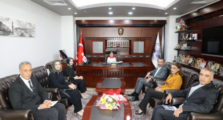 23 NİSAN'DA BAŞKANLIK KOLTUĞUNA MİNİK TUTAR OTURDU, TALİMATINI VERDİ