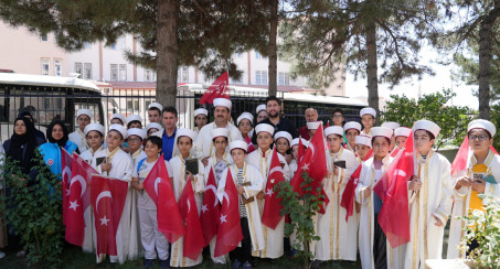 30 HAFIZ ÇOCUK, ŞEHİTLERİN KABİRLERİ BAŞINDA KUR'AN-I KERİM OKUDU