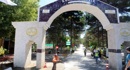 MEZARLIK ALANLARINDA BAYRAM HAZIRLIĞI