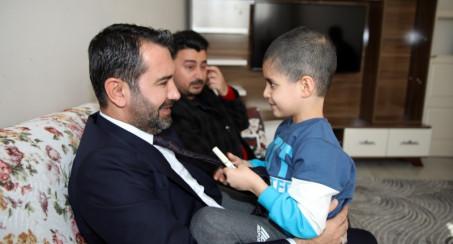 BAŞKAN ŞERİFOĞULLARI, KÜÇÜK TAHA'YI ZİYARET ETTİ