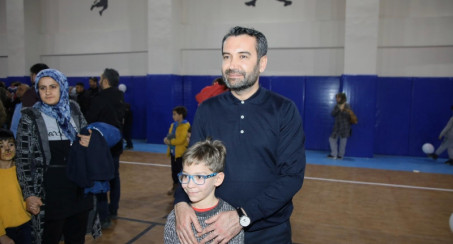 BAŞKAN ŞERİFOĞULLARI DEPREMZEDE ÇOCUKLARLA BULUŞTU