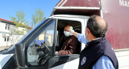 ELAZIĞ BELEDİYESİ, SEBZE HALİ VE SEMT PAZARLARINDA MASKE DAĞITTI
