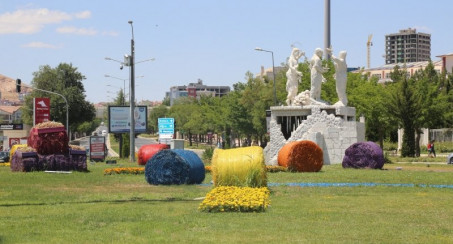 400 BİN ÇİÇEK TOPRAKLA BULUŞTU