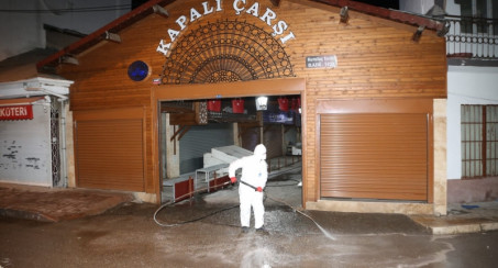 ELAZIĞ BELEDİYESİ'NDEN KAPALI ÇARŞI VE KÖFTECİLER SOKAKTA DEZENFEKSİYON ÇALIŞMASI