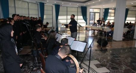 HUZUREVİ SAKİNLERİNE TÜRK HALK MÜZİĞİ DİNLETİSİ