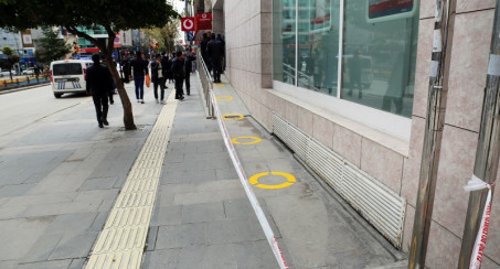 ELAZIĞ BELEDİYESİ TARAFINDAN BANKA ÖNLERİNDE SOSYAL MESAFE DÜZENLEMESİ