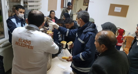 ELAZIĞ BELDİYESİ DEPREMZEDELER İÇİN AŞ EVLERİ KURUYOR