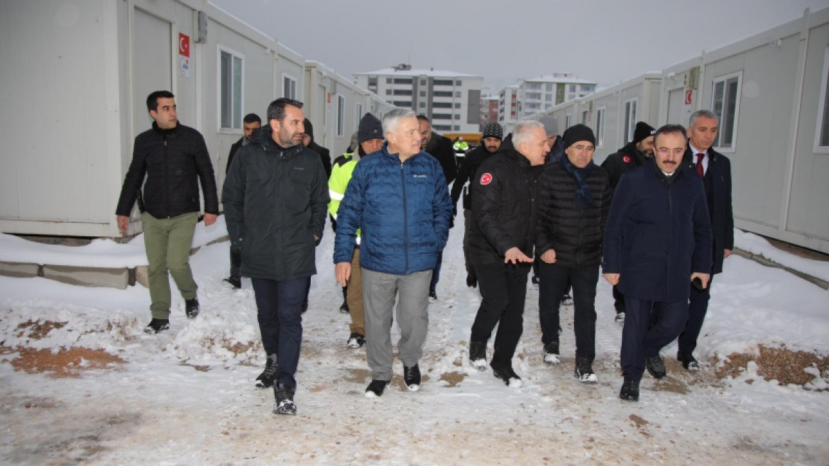 BAŞKAN ŞERİFOĞULLARI ÇADIR KENTLERDE VATANDAŞLARI ZİYARET ETTİ
