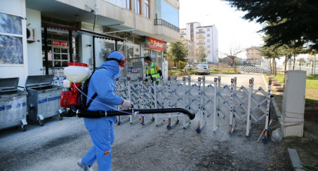 KARANTİNAYA ALINAN BİNALAR VE ÇEVRESİNDE DEZENFAKSİYON ÇALIŞMASI