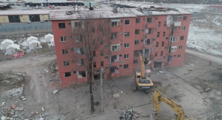 KARŞIYAKA KENTSEL DÖNÜŞÜM ALANINDA YIKIM BAŞLADI