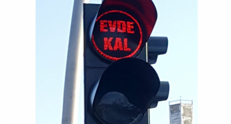 ELAZIĞ BELEDİYESİ'NDEN TRAFİK IŞIKLARIYLA 'EVDE KAL' ÇAĞRISI