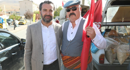 ŞERİFOĞULLARI, MEHMETÇİĞE DESTEK İÇİN ESNAFLARA TÜRK BAYRAĞI DAĞITTI