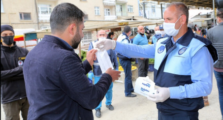 ELAZIĞ BELEDİYESİ PAZARLARDA MASKE DAĞITIMINI SÜRDÜRÜYOR