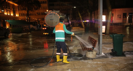 ELAZIĞ BELEDİYESİ TEMİZLİK İŞLERİ MÜDÜRLÜĞÜ'NDEN GECE MESAİSİ