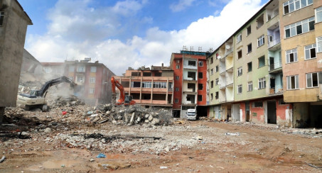 RÜSTEMPAŞA MAHALLESİ'NDE YIKIM ÇALIŞMALARI BAŞLADI