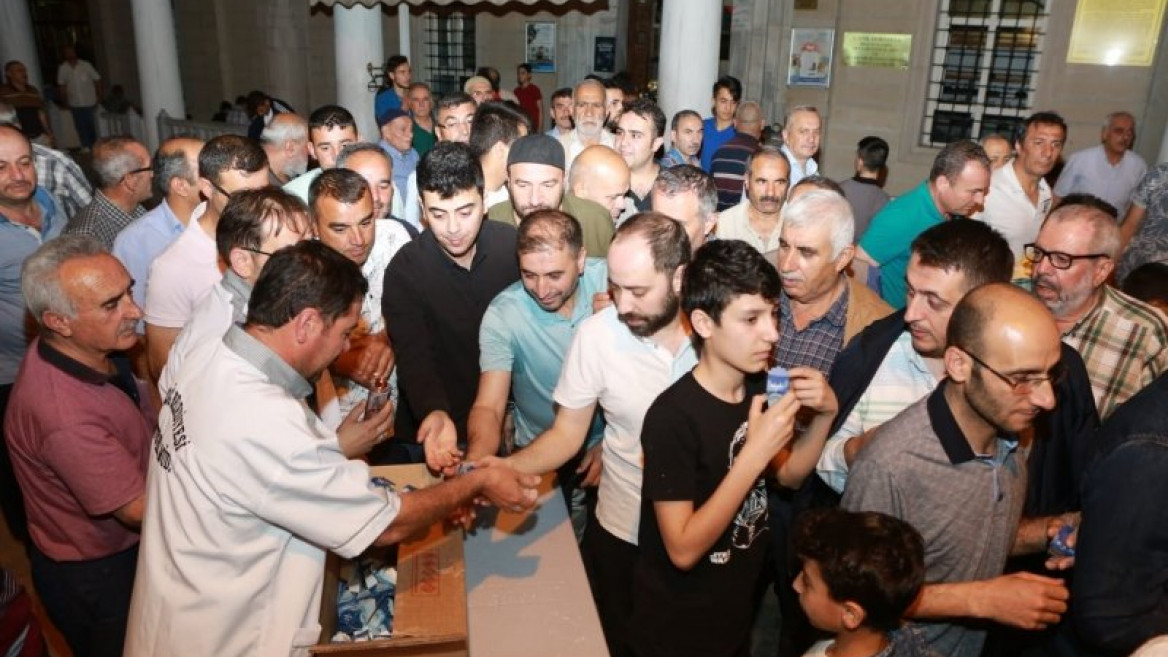 ELAZIĞ BELEDİYESİ KADİR GECESİNDE LOKUM VE GÜL SUYU DAĞITTI