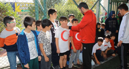 BAŞKAN ŞERİFOĞULLARI YETİM ÇOCUKLARLA FUTBOL OYNADI