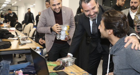 BAŞKAN ŞERİFOĞULLARI'NDAN ÜNİVERSİTE ÖĞRENCİLERİNE ZİYARET