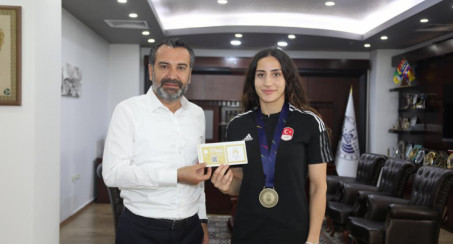 Elazığ Belediyespor'un Olimpiyat Vizeli Boksörü Gizem Özer, Güney Kore Yolcusu