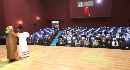 AK Parti Kadın Kolları ve Belediye Kadın Meclisinden Berat Kandili Programı