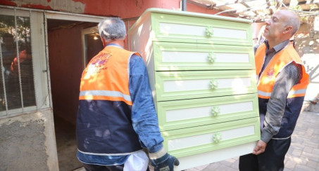 YAŞAMA TUTUNMAYA ÇALIŞAN AİLEYE, ELAZIĞ BELEDİYESİ YARDIM ELİNİ UZATTI