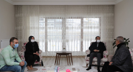 Başkan Şerifoğulları 24 Ocak Depreminde Yakınlarını Kaybeden Aileleri Ziyaret Etti