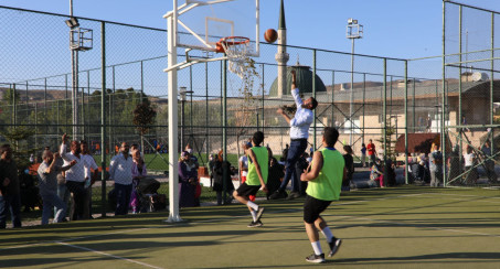 Başkan Şerifoğulları Belediyenin Yaz Spor Okullarında Miniklerle Maç Yaptı