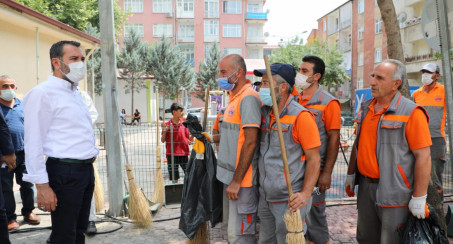 Başkan Şerifoğulları Görev Başındaki Belediye Temizlik Ekiplerini Ziyaret Etti, Tatlı İkramında Bulundu