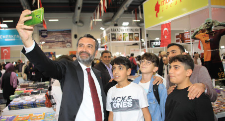 BAŞKAN ŞERİFOĞULLARI'NA, KİTAP FUARI'NDA YOĞUN İLGİ