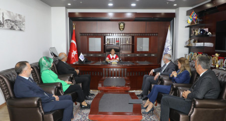 Başkan Şerifoğulları'nın Makamını, Minik Öğrenci Birici Devraldı