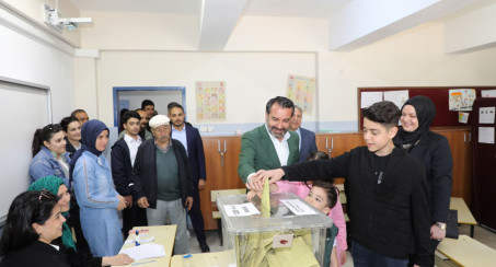 BAŞKAN ŞERİFOĞULLARI, OYUNU KULLANDI 'SEÇİM SONUÇLARININ ÜLKEMİZ VE MİLLETİMİZ İÇİN HAYIRLARA VESİLE OLMASINI DİLİYORUM'