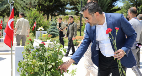 Başkan Şerifoğulları, Şehitlikleri Ziyaret Etti