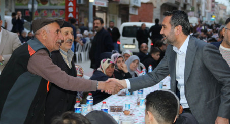 BAŞKAN ŞERİFOĞULLARI ÜNİVERSİTE MAHALLESİ SAKİNLERİYLE İFTAR YAPTI