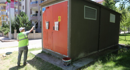 BELEDİYE EKİPLERİ DUVAR YAZILARINI TEMİZLEDİ