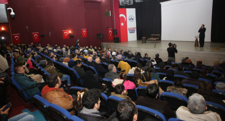 'BİR SABAH GELECEK KARDAN AYDINLIK' İSİMLİ TİYATRO OYUNUNA YOĞUN İLGİ