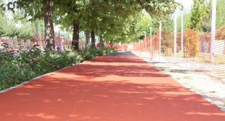 MALATYA CADDESİ'NDE YÜRÜYÜŞ YOLU KAUÇUK ZEMİNLE KAPLANDI
