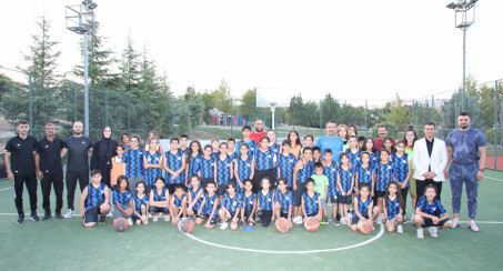 ÇOCUKLAR, BAŞKAN ŞERİFOĞULLARI'NI 'BÜYÜK BAŞKAN' SLOGANLARI İLE KARŞILADI