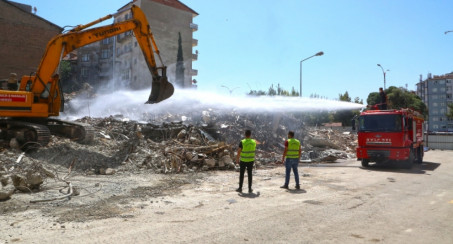 DEPREM SONRASI YIKIM ÇALIŞMALARI DEVAM EDİYOR