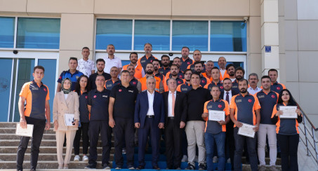 EĞİTİMLERİNİ BAŞARIYLA TAMAMLAYAN 38 KİŞİLİK ELBAK EKİBİNE, SERTİFİKALARI VERİLDİ