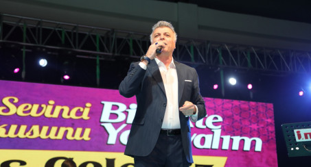 Elazığ Belediyesi Bayram Konserleri'nin İkinci Gününde Ömer Çapar Sahne Aldı