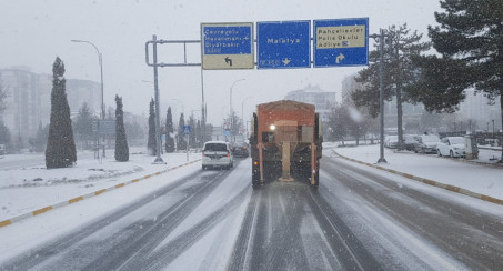 Elazığ Belediyesi Beklenen Kar Yağışıyla Birlikte Çalışmalarına Başladı
