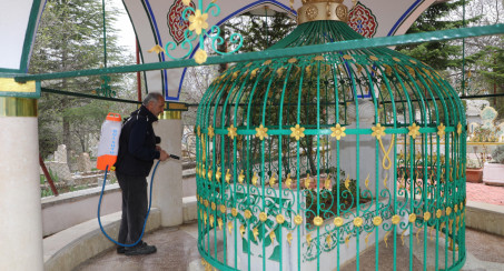 ELAZIĞ BELEDİYESİ, CAMİLER VE TÜRBELERİ GÜL SUYU İLE YIKIYOR