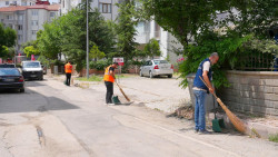 Elazığ Belediyesi, Cumhuriyet Mahallesi'nde Kapsamlı Temizlik Çalışması Gerçekleştirdi