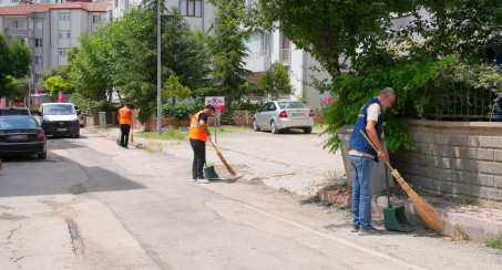 Elazığ Belediyesi, Cumhuriyet Mahallesi'nde Kapsamlı Temizlik Çalışması Gerçekleştirdi