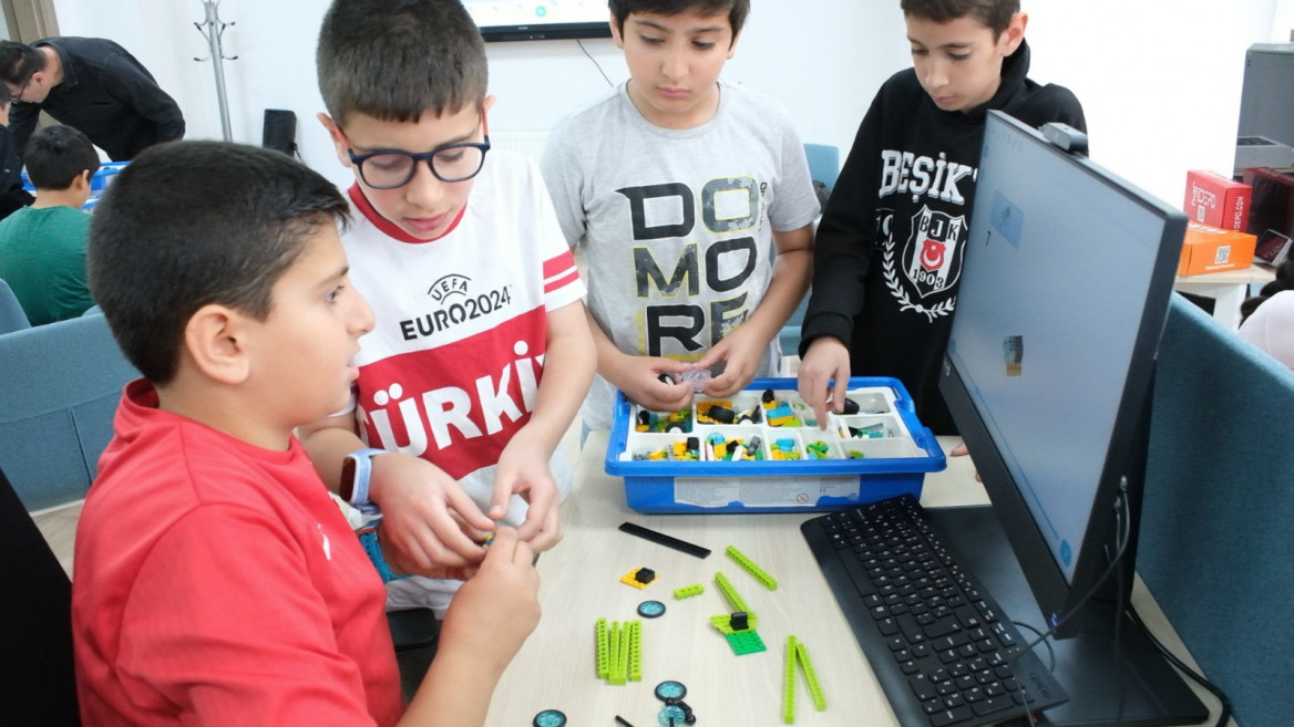 Elazığ Belediyesi Dijital Gençlik Merkezi'nde Eğitimler Başladı