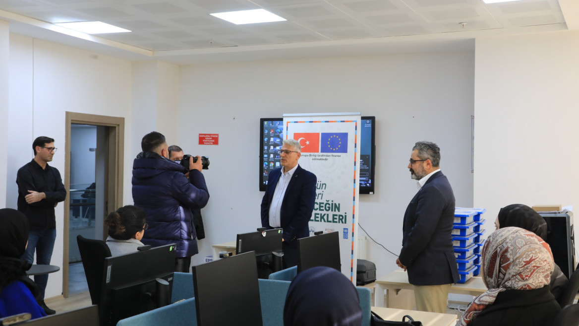 Elazığ Belediyesi Dijital Gençlik Merkezi'nde Eğitimler Sürüyor