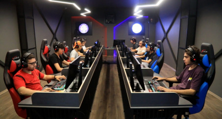 ELAZIĞ BELEDİYESİ E-SPOR MERKEZİ GENÇLERİN BEĞENİSİNİ TOPLUYOR