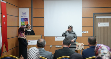 Elazığ Belediyesi Engelsiz Yaşam Merkezi'nde İşitme Engellilere Özel Kur'an-ı Kerim Dersi